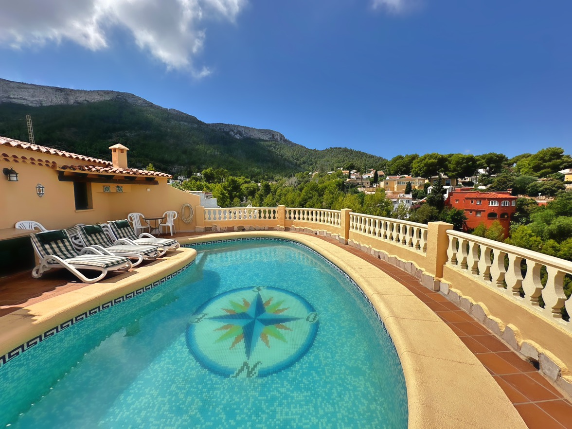 Villa tradicional de 3 dormitorios con vista al mar en venta en Denia la Pedrera.