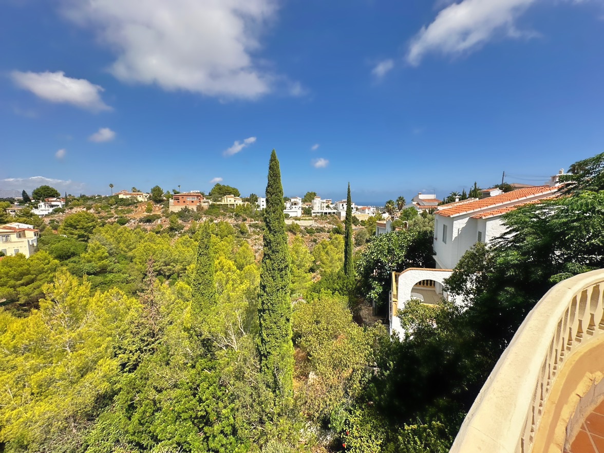 Villa tradicional de 3 dormitorios con vista al mar en venta en Denia la Pedrera.