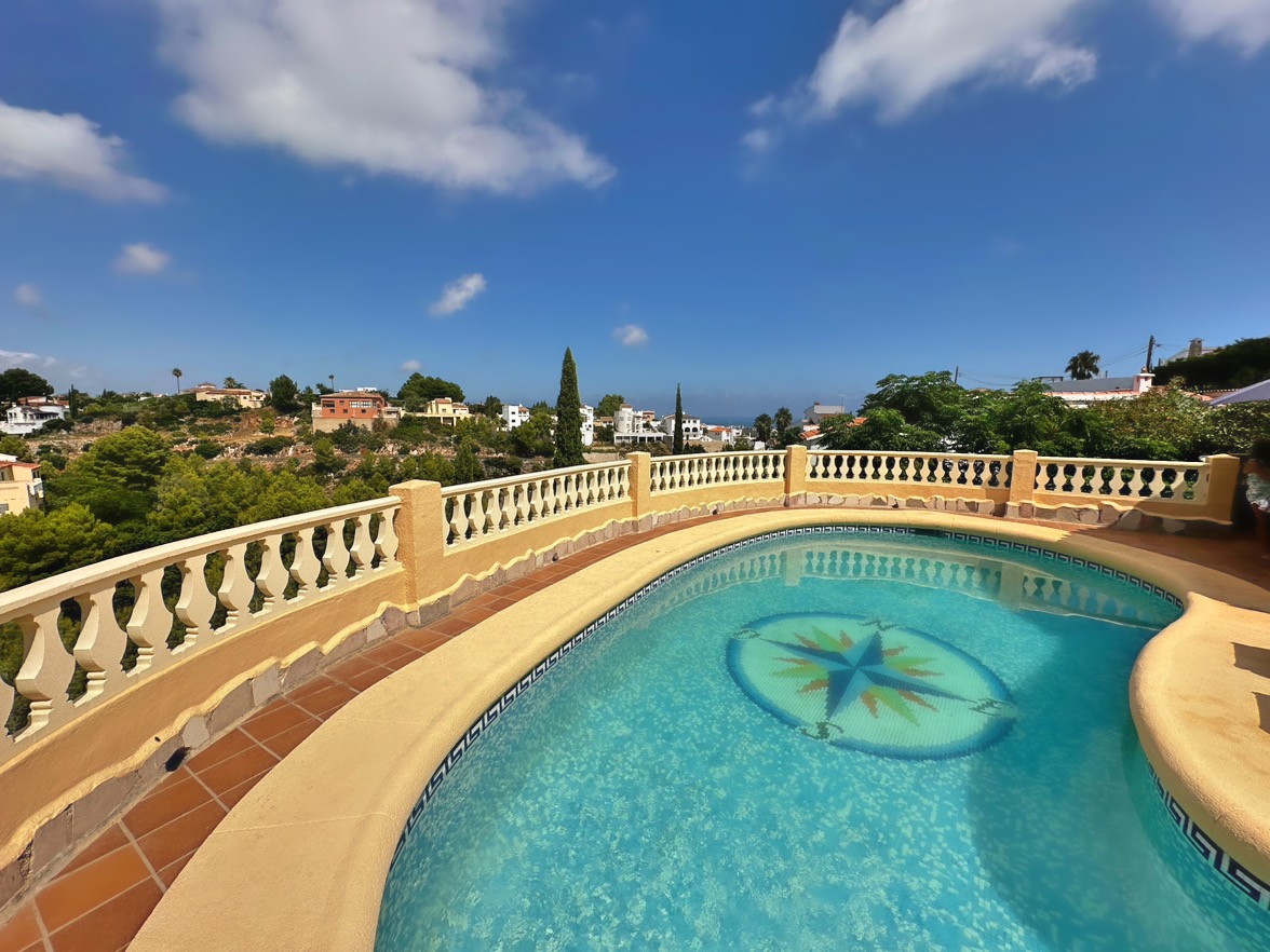 Villa tradicional de 3 dormitorios con vista al mar en venta en Denia la Pedrera.
