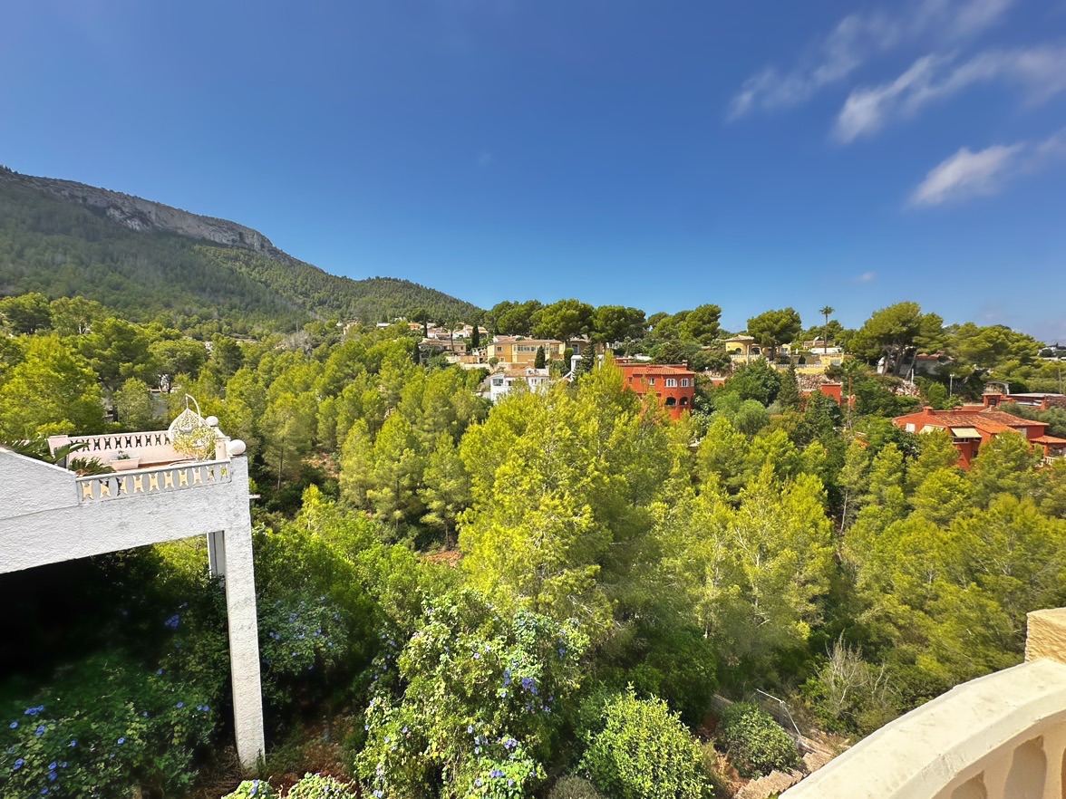 Villa tradicional de 3 dormitorios con vista al mar en venta en Denia la Pedrera.