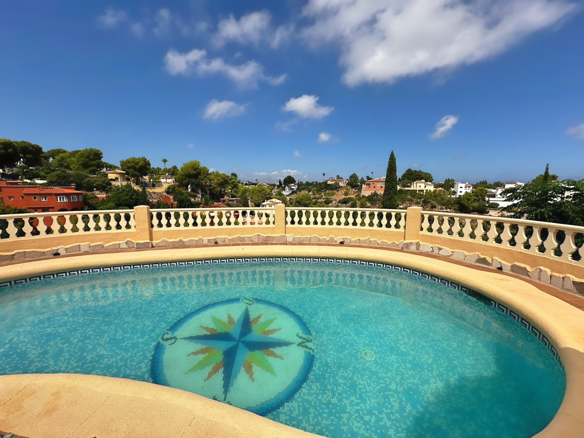 Villa tradicional de 3 dormitorios con vista al mar en venta en Denia la Pedrera.