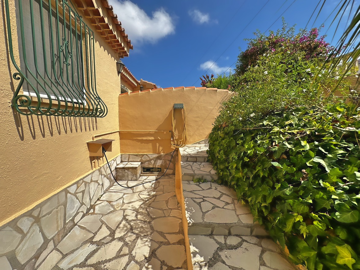 Villa tradicional de 3 dormitorios con vista al mar en venta en Denia la Pedrera.