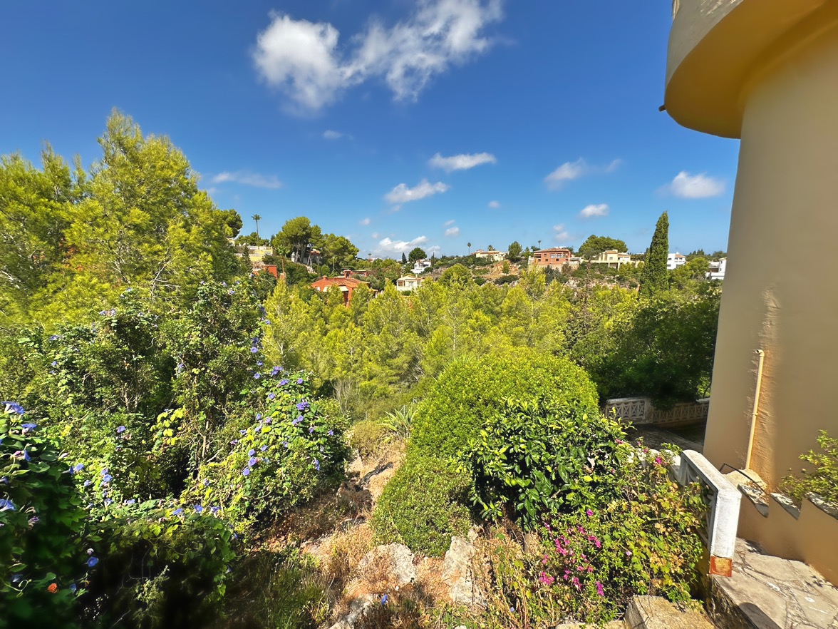 Villa tradicional de 3 dormitorios con vista al mar en venta en Denia la Pedrera.