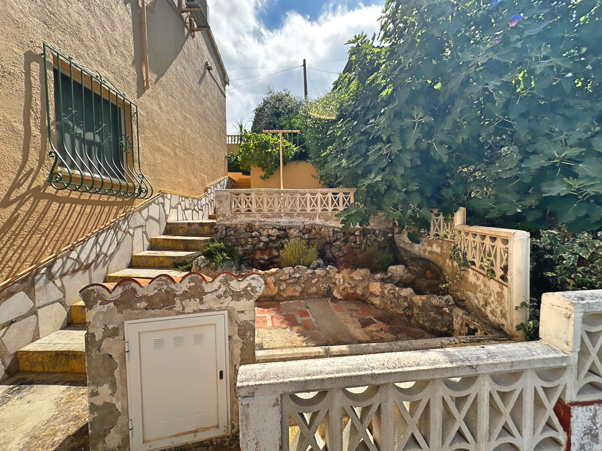 Villa tradicional de 3 dormitorios con vista al mar en venta en Denia la Pedrera.