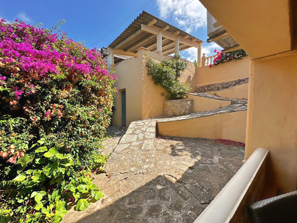 Villa tradicional de 3 dormitorios con vista al mar en venta en Denia la Pedrera.