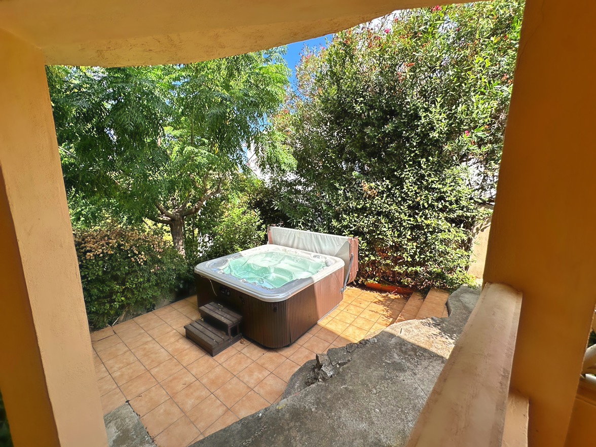 Villa tradicional de 3 dormitorios con vista al mar en venta en Denia la Pedrera.