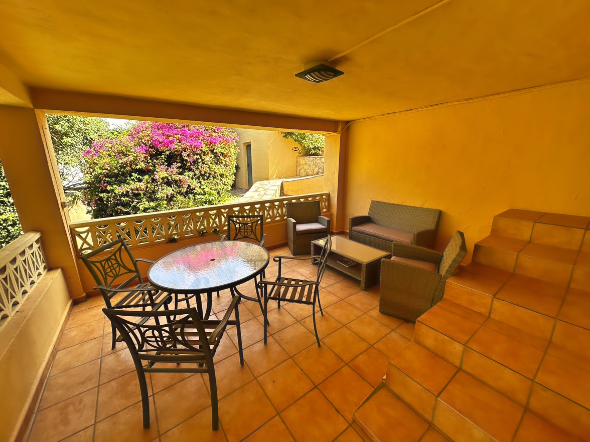 Villa tradicional de 3 dormitorios con vista al mar en venta en Denia la Pedrera.