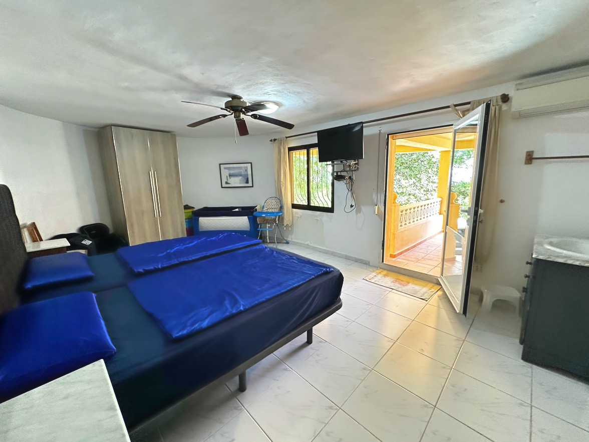 Villa tradicional de 3 dormitorios con vista al mar en venta en Denia la Pedrera.
