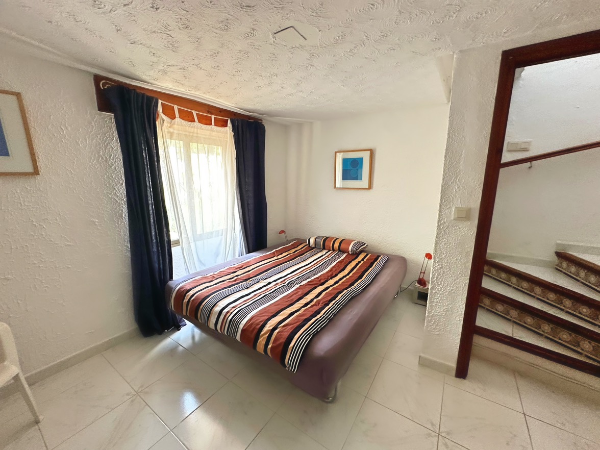 Villa tradicional de 3 dormitorios con vista al mar en venta en Denia la Pedrera.