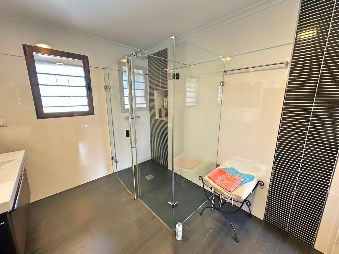 Villa tradicional de 3 dormitorios con vista al mar en venta en Denia la Pedrera.