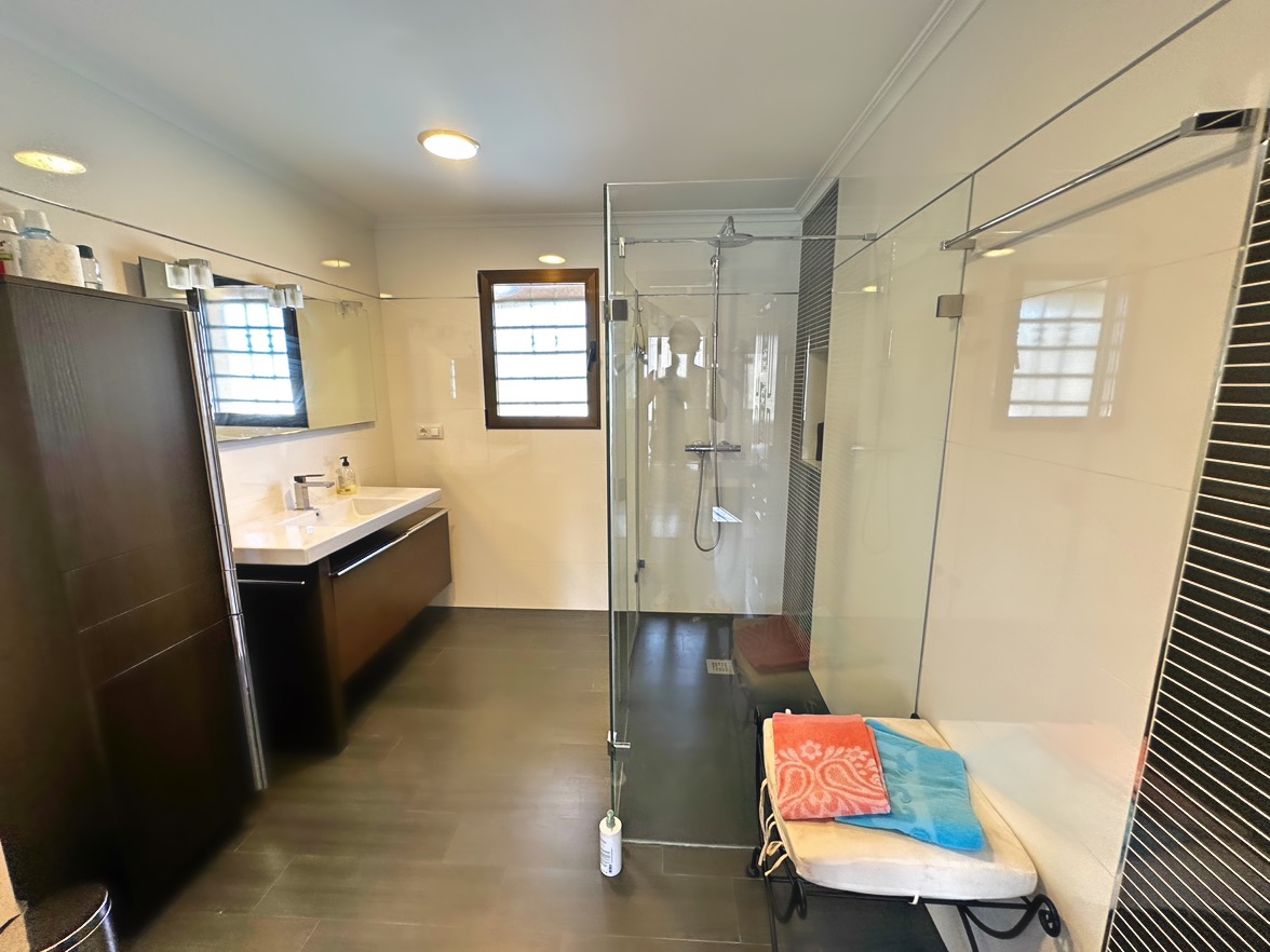 Villa tradicional de 3 dormitorios con vista al mar en venta en Denia la Pedrera.