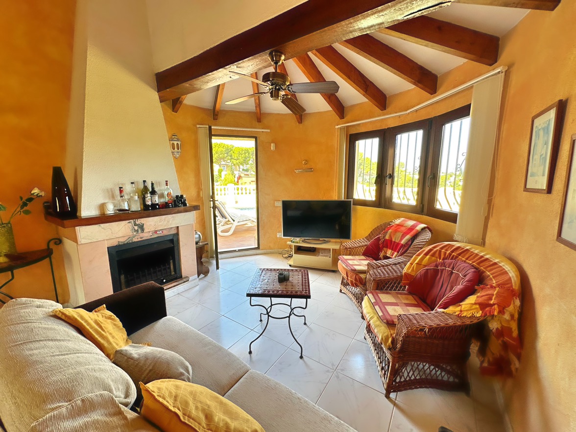 Villa tradicional de 3 dormitorios con vista al mar en venta en Denia la Pedrera.