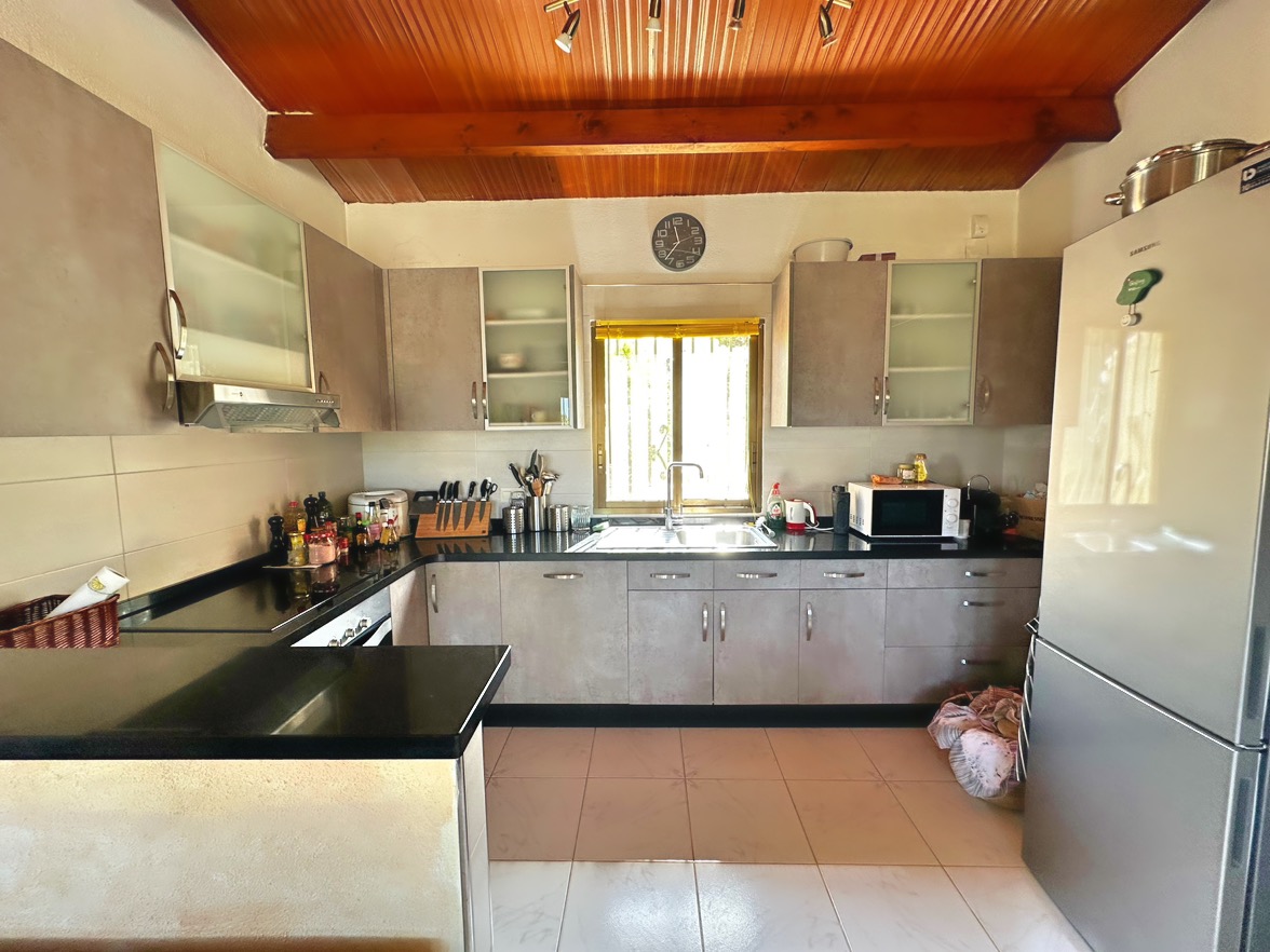 Villa tradicional de 3 dormitorios con vista al mar en venta en Denia la Pedrera.