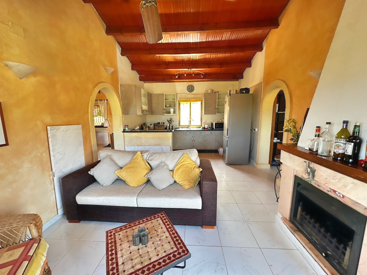 Villa tradicional de 3 dormitorios con vista al mar en venta en Denia la Pedrera.