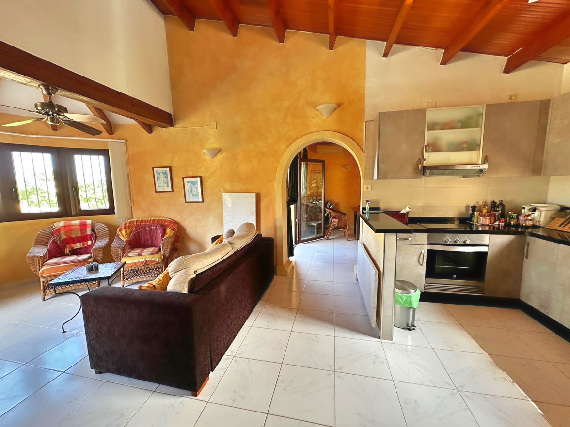 Villa tradicional de 3 dormitorios con vista al mar en venta en Denia la Pedrera.