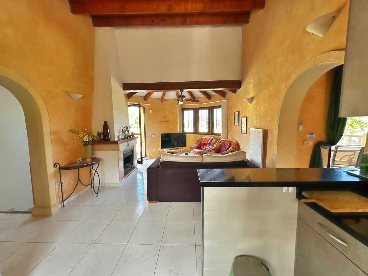 Villa tradicional de 3 dormitorios con vista al mar en venta en Denia la Pedrera.