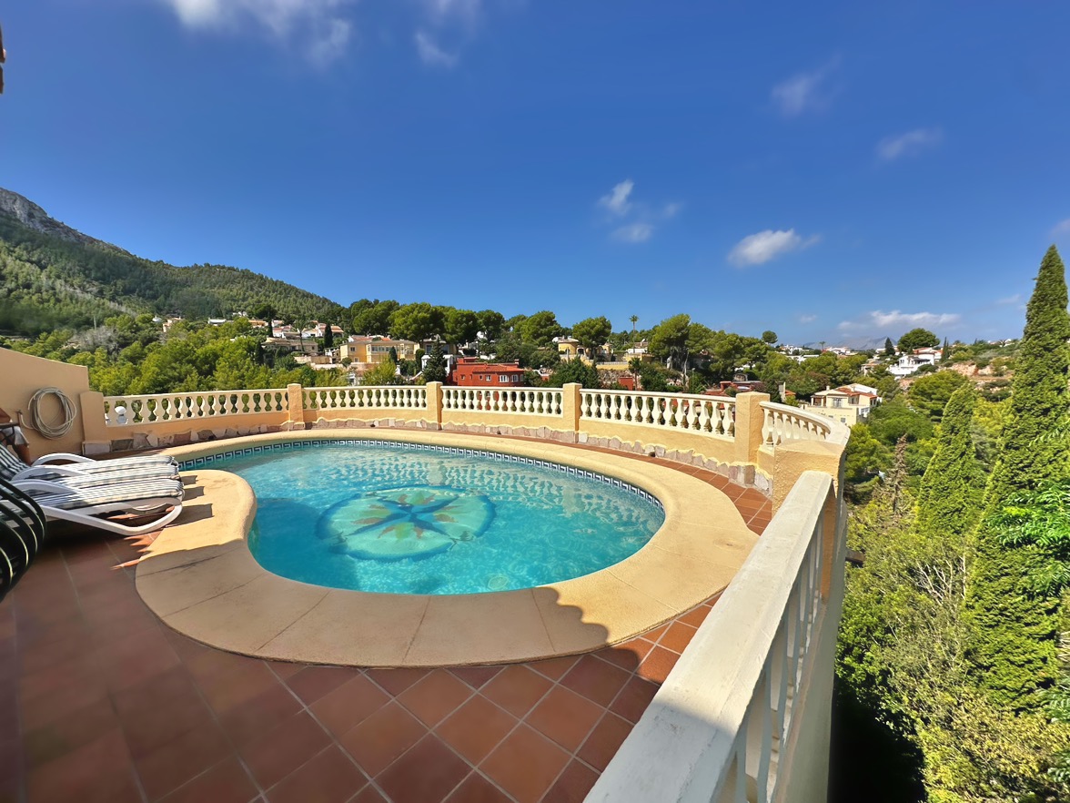 Villa tradicional de 3 dormitorios con vista al mar en venta en Denia la Pedrera.