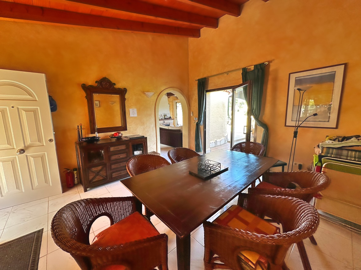 Villa tradicional de 3 dormitorios con vista al mar en venta en Denia la Pedrera.