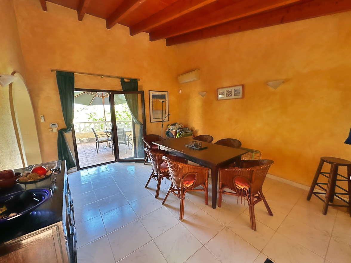 Villa tradicional de 3 dormitorios con vista al mar en venta en Denia la Pedrera.