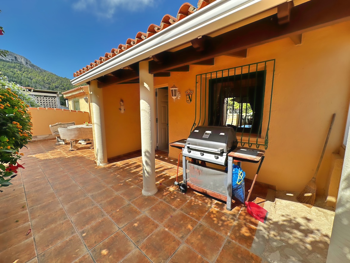 Villa tradicional de 3 dormitorios con vista al mar en venta en Denia la Pedrera.