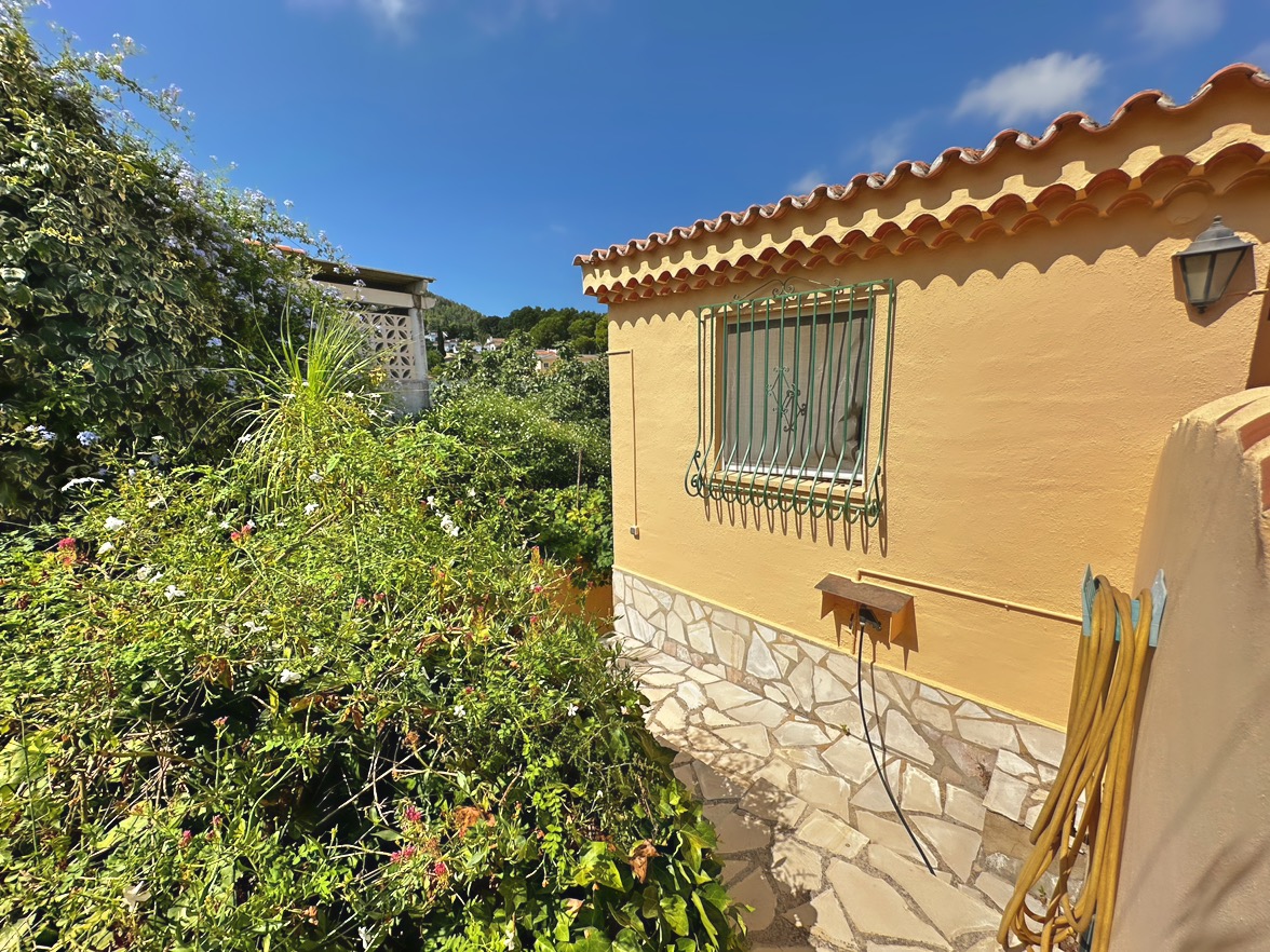 Villa tradicional de 3 dormitorios con vista al mar en venta en Denia la Pedrera.