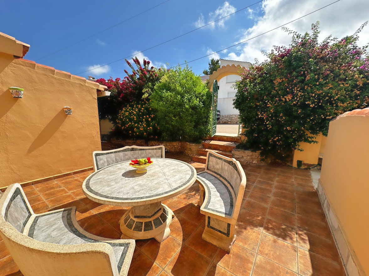 Villa tradicional de 3 dormitorios con vista al mar en venta en Denia la Pedrera.