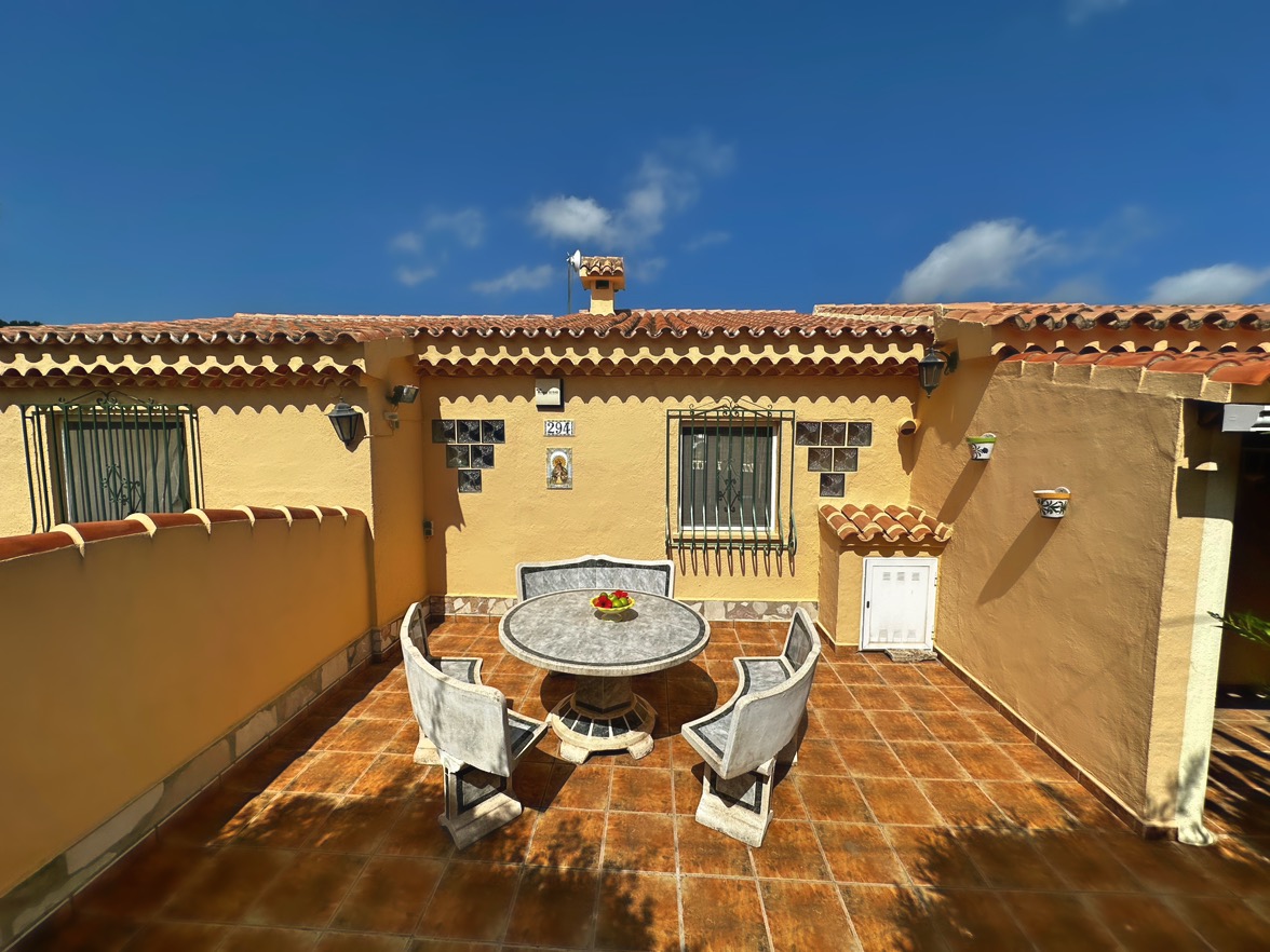 Villa tradicional de 3 dormitorios con vista al mar en venta en Denia la Pedrera.