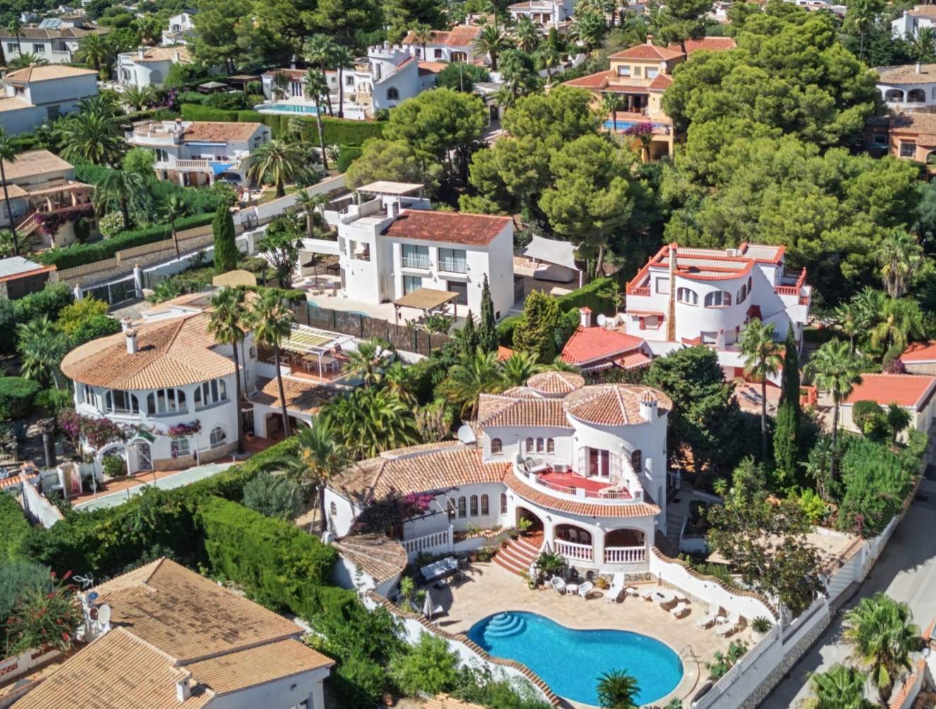 Willa w stylu śródziemnomorskim z 4 sypialniami i 4 łazienkami z widokiem na morze w Jávea