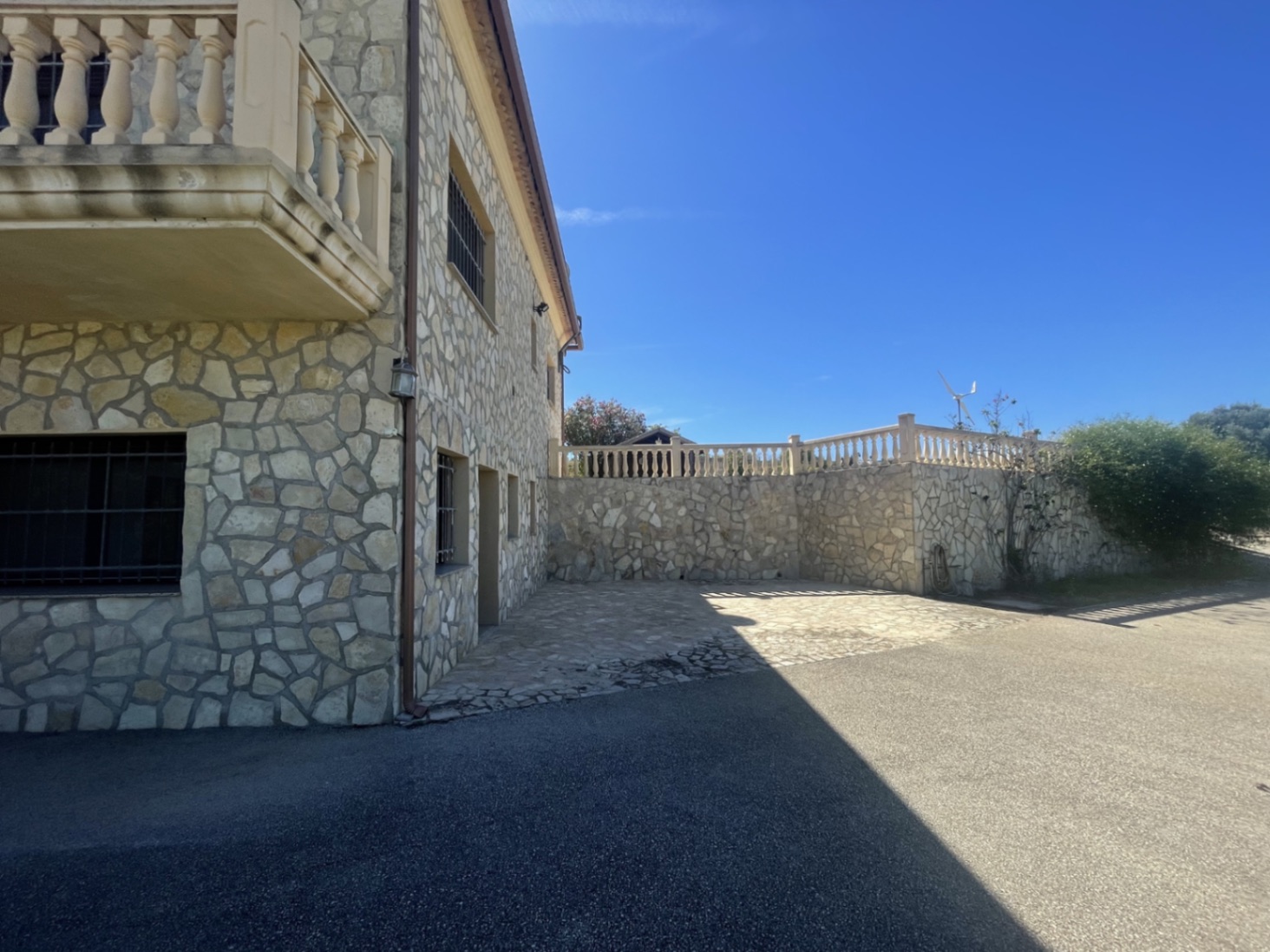 Elegantes Landhaus umgeben von Weinbergen und Natur