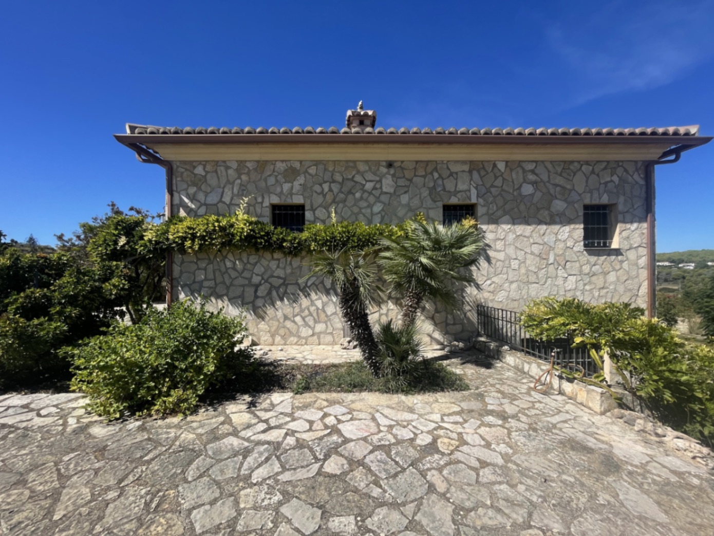 Elegantes Landhaus umgeben von Weinbergen und Natur