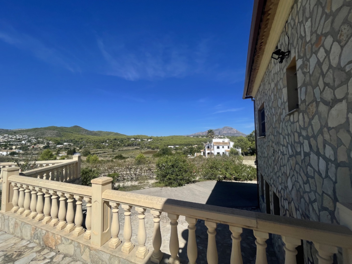 Elegantes Landhaus umgeben von Weinbergen und Natur