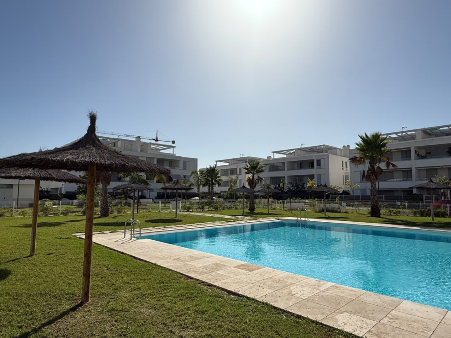 Àtic contemporani a la planta baixa amb jardí privat, Jávea