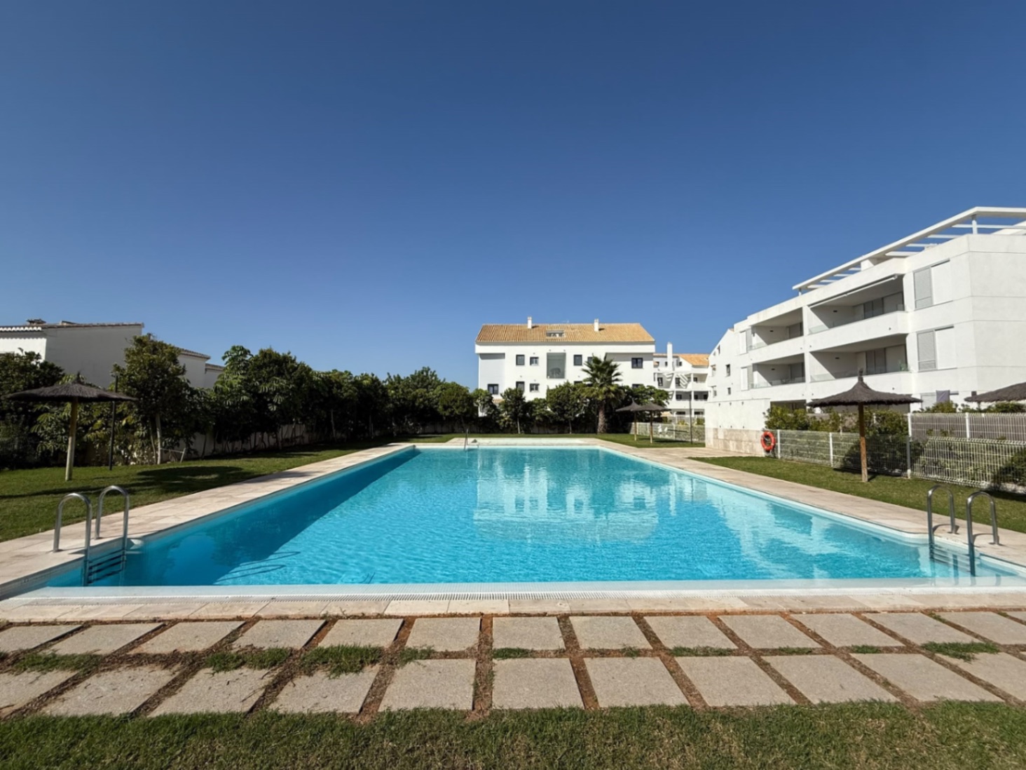 Àtic contemporani a la planta baixa amb jardí privat, Jávea