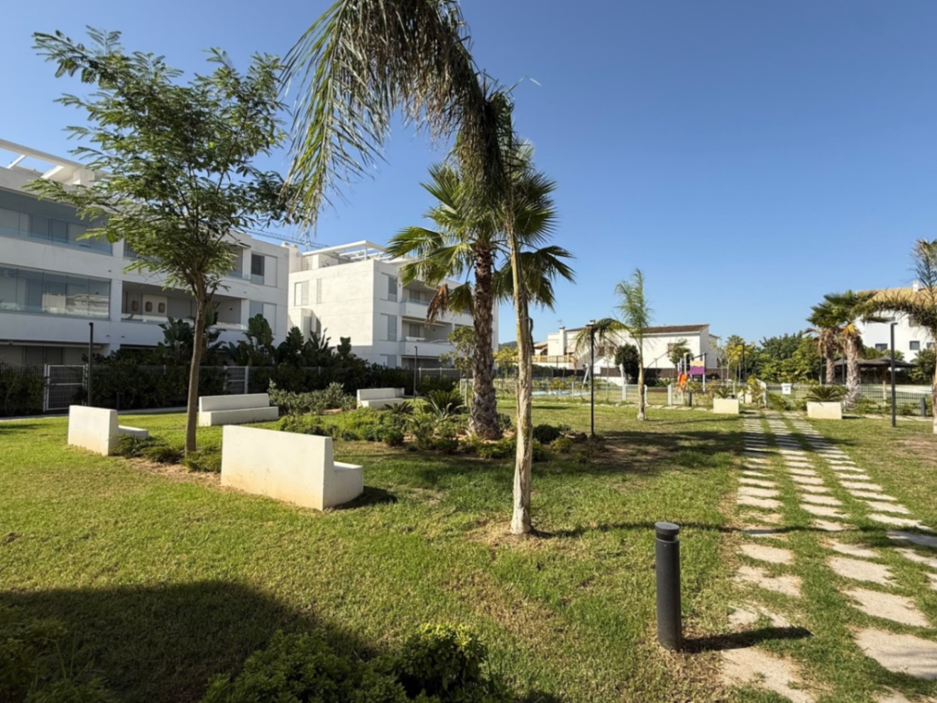 Àtic contemporani a la planta baixa amb jardí privat, Jávea