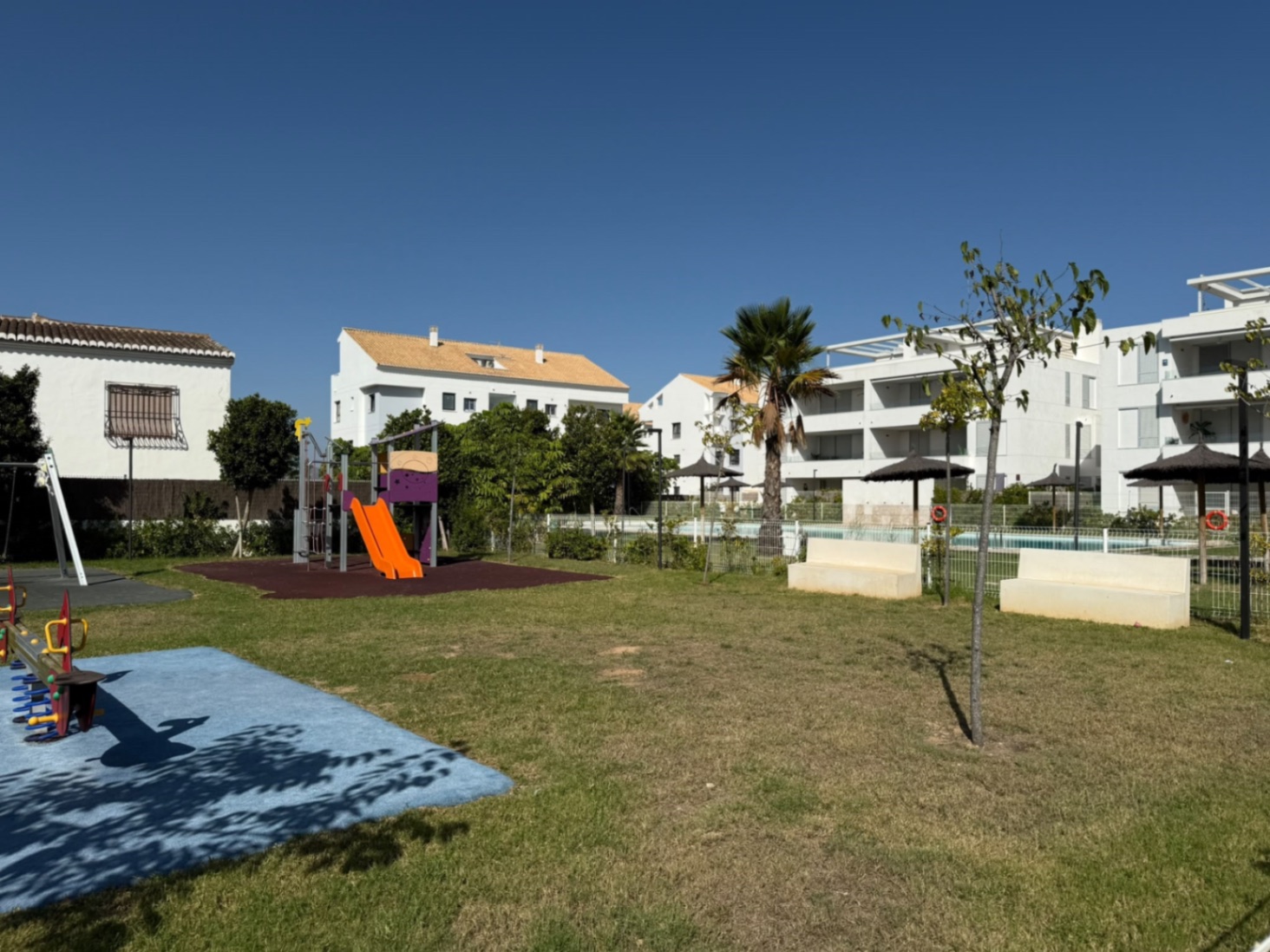 Àtic contemporani a la planta baixa amb jardí privat, Jávea