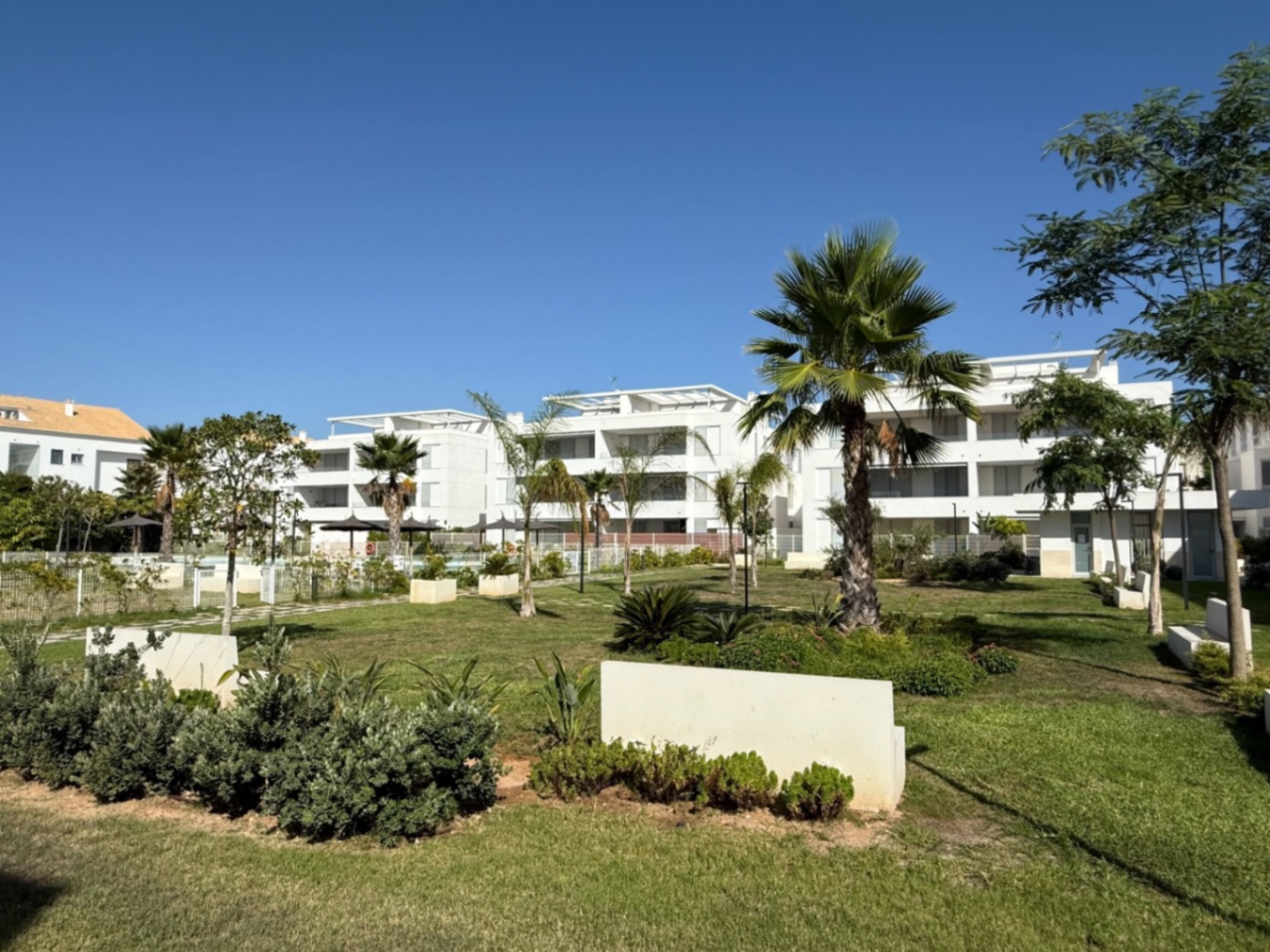 Àtic contemporani a la planta baixa amb jardí privat, Jávea