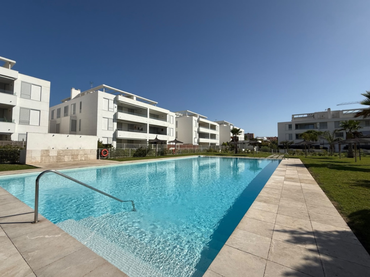 Àtic contemporani a la planta baixa amb jardí privat, Jávea
