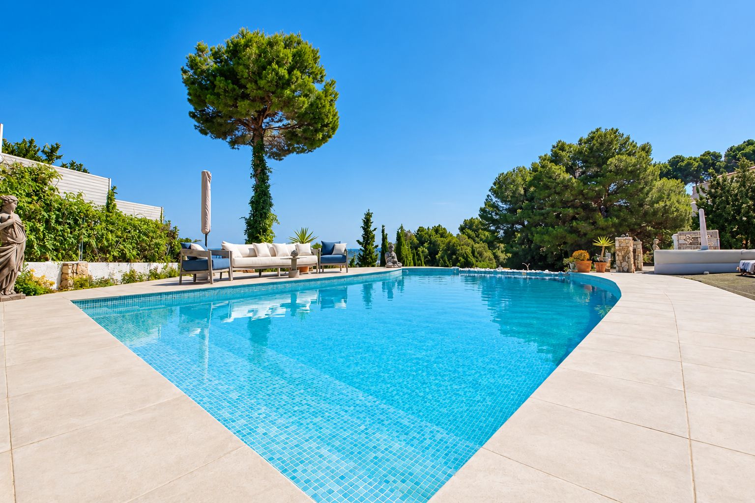 Villa de 5 habitaciones con vistas al mar en venta en Jávea.