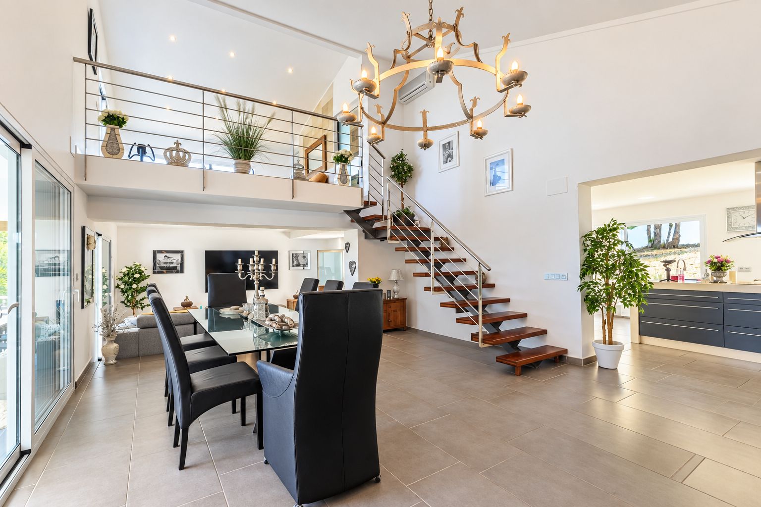 Villa de 5 habitaciones con vistas al mar en venta en Jávea.