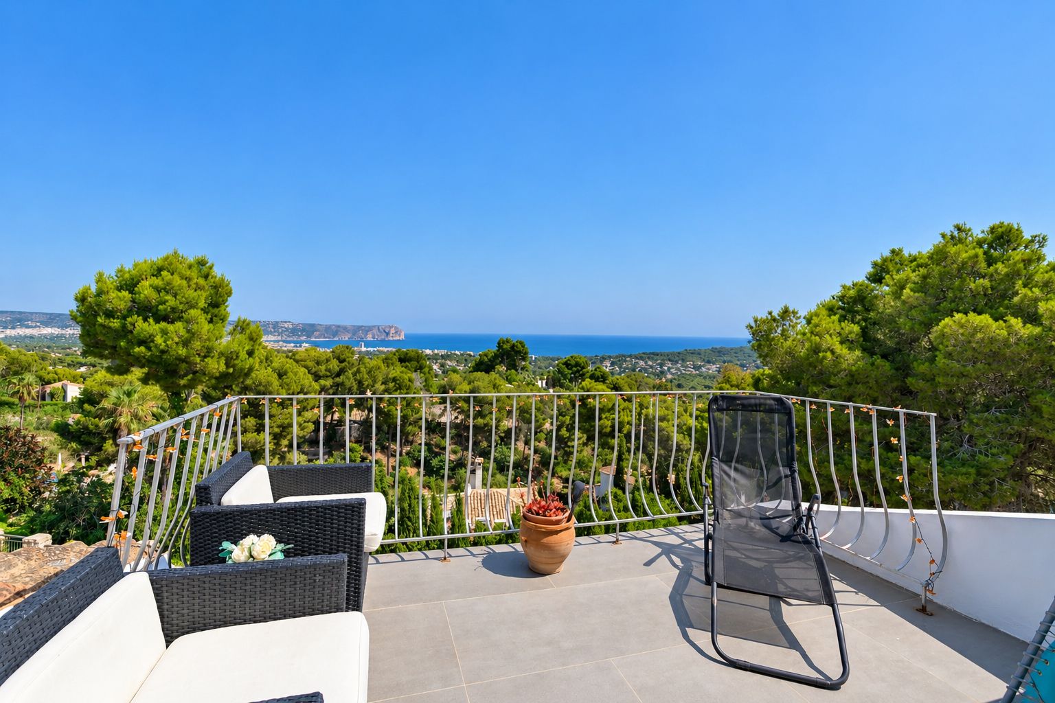 Villa de 5 habitaciones con vistas al mar en venta en Jávea.