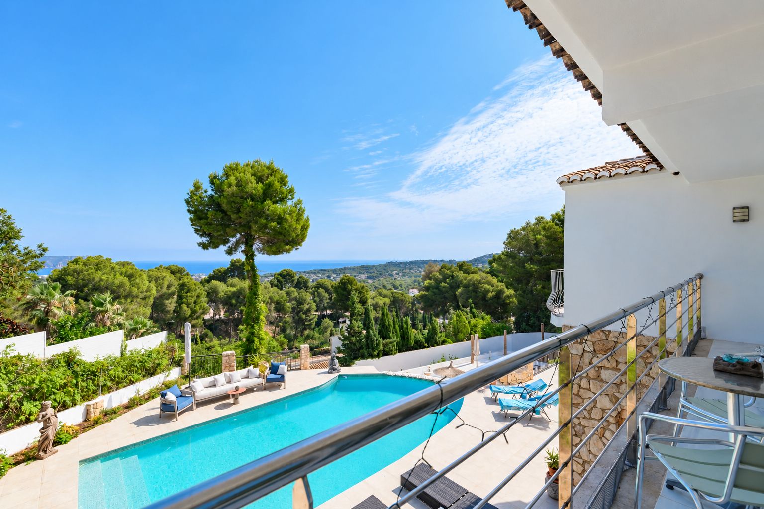 Villa de 5 habitaciones con vistas al mar en venta en Jávea.