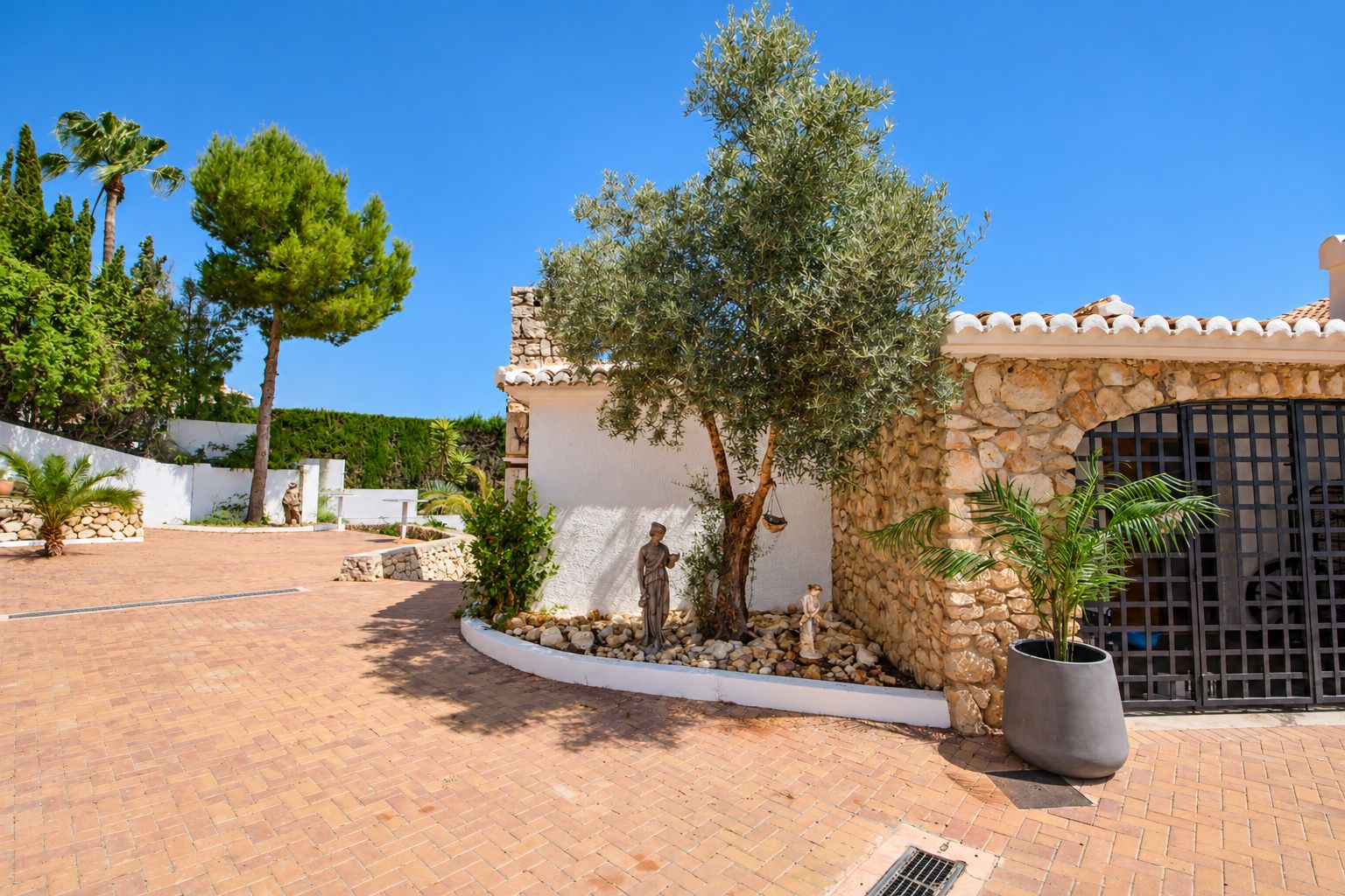 Villa de 5 habitaciones con vistas al mar en venta en Jávea.