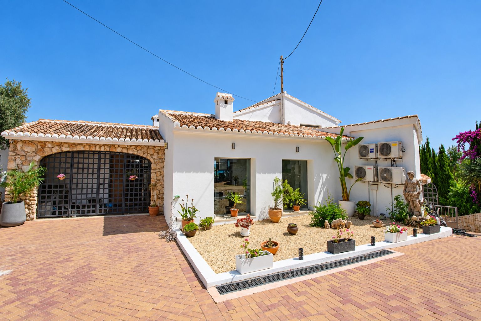 Villa de 5 habitaciones con vistas al mar en venta en Jávea.