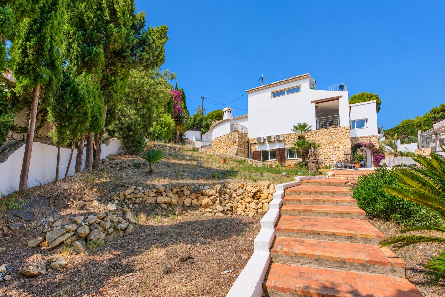 Villa de 5 habitaciones con vistas al mar en venta en Jávea.