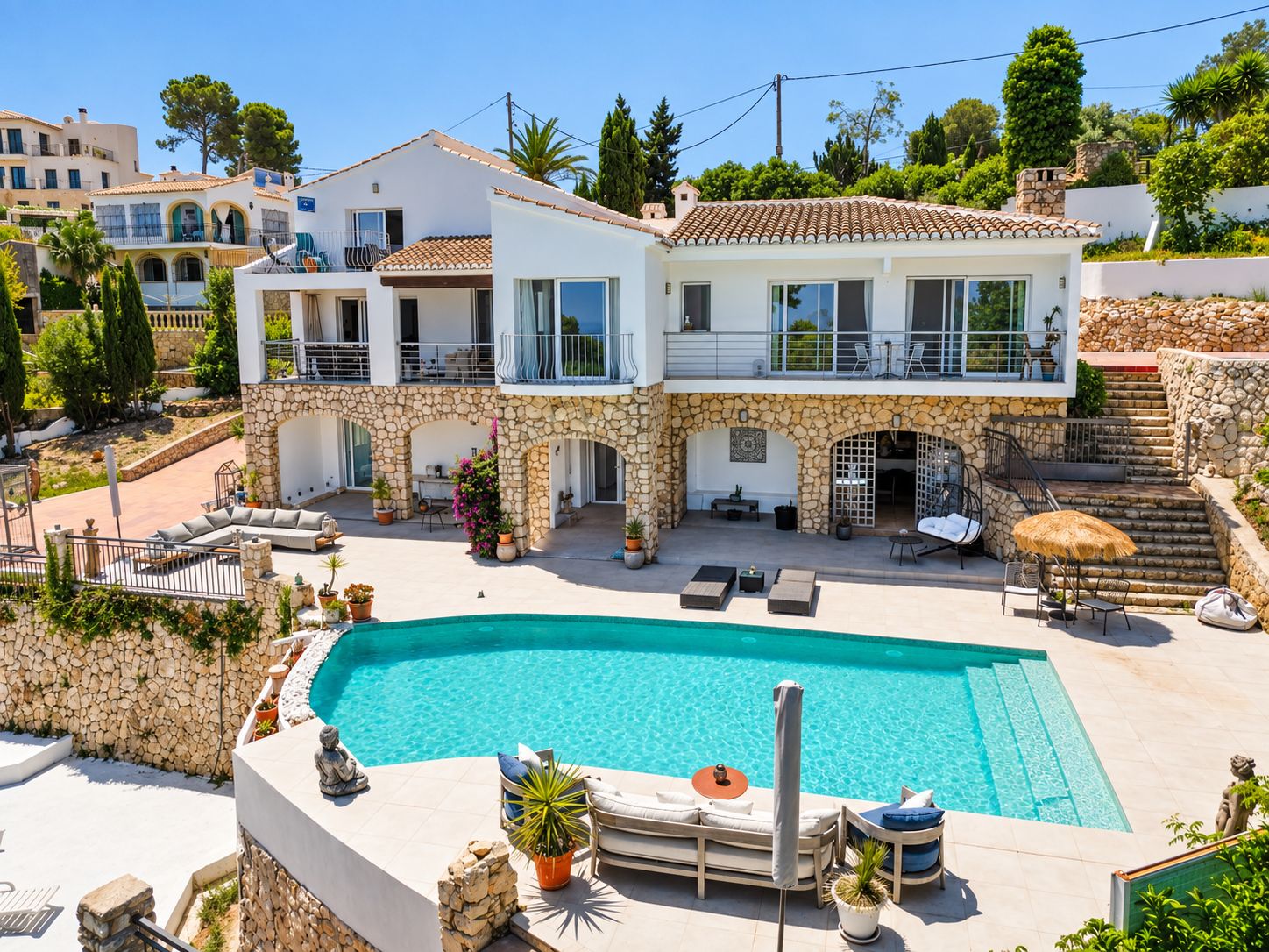 Villa de 5 habitaciones con vistas al mar en venta en Jávea.