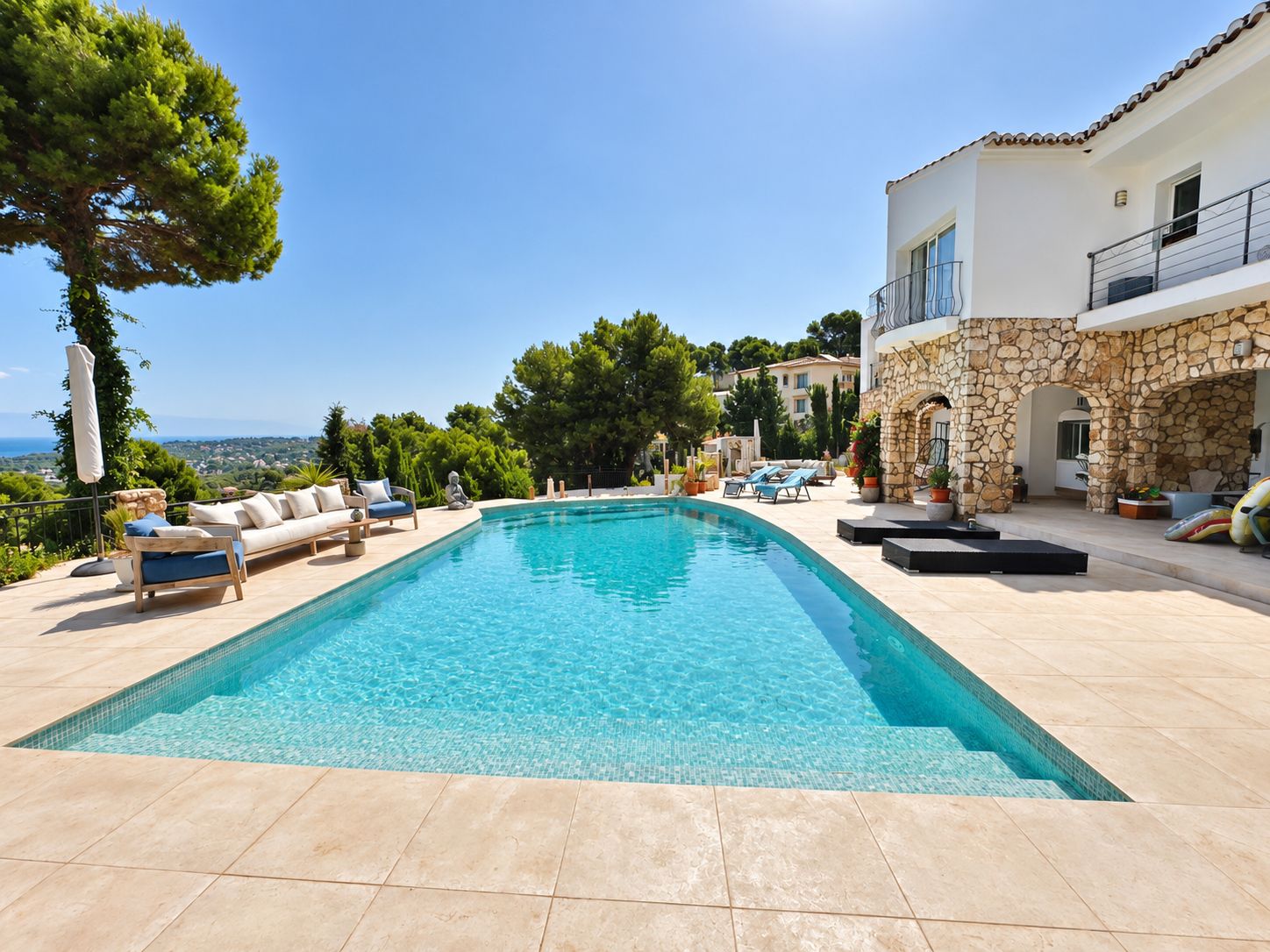 Villa de 5 habitaciones con vistas al mar en venta en Jávea.