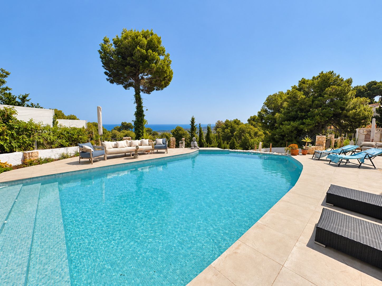 Villa de 5 habitaciones con vistas al mar en venta en Jávea.
