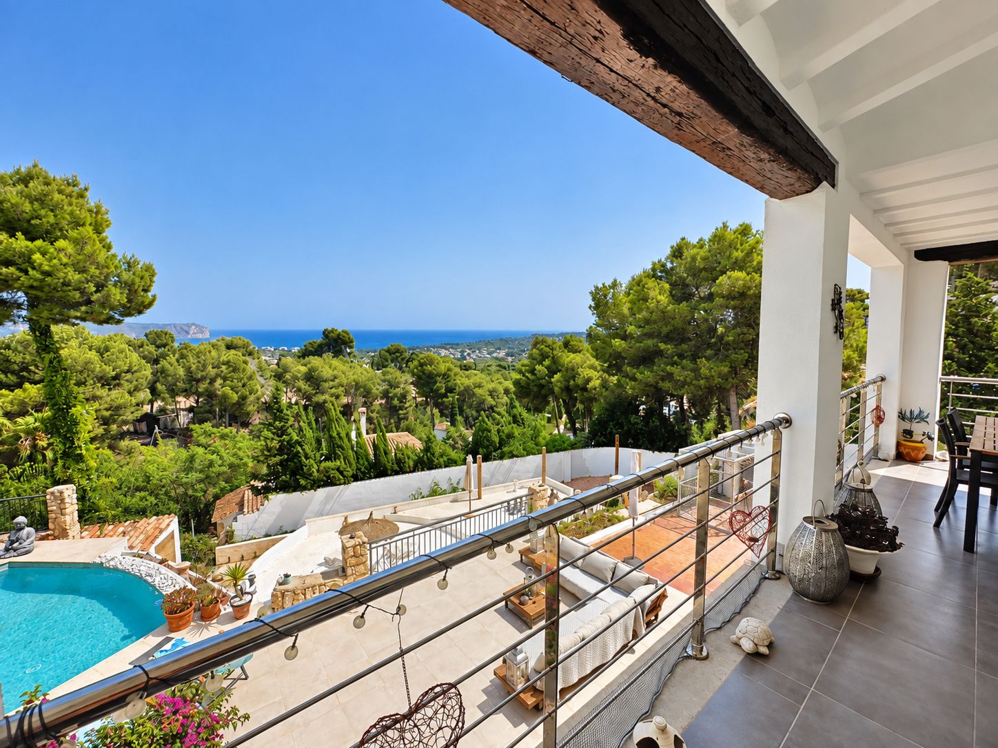 Villa de 5 habitaciones con vistas al mar en venta en Jávea.