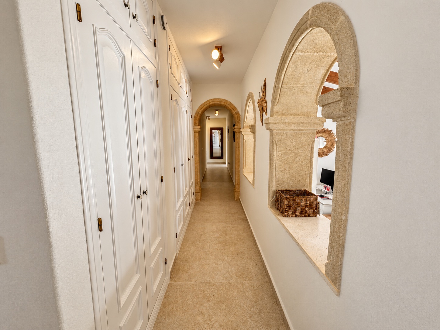 Charmante villa de 6 chambres à vendre à Javea, près de la vieille ville et de l'école internationale.