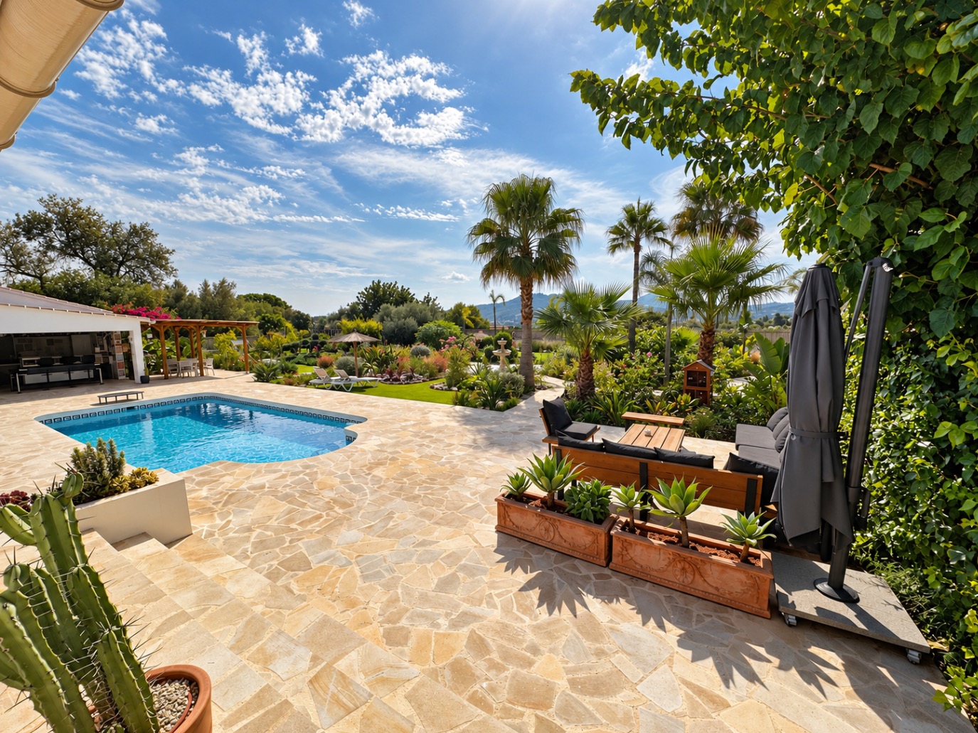 Charmante villa de 6 chambres à vendre à Javea, près de la vieille ville et de l'école internationale.